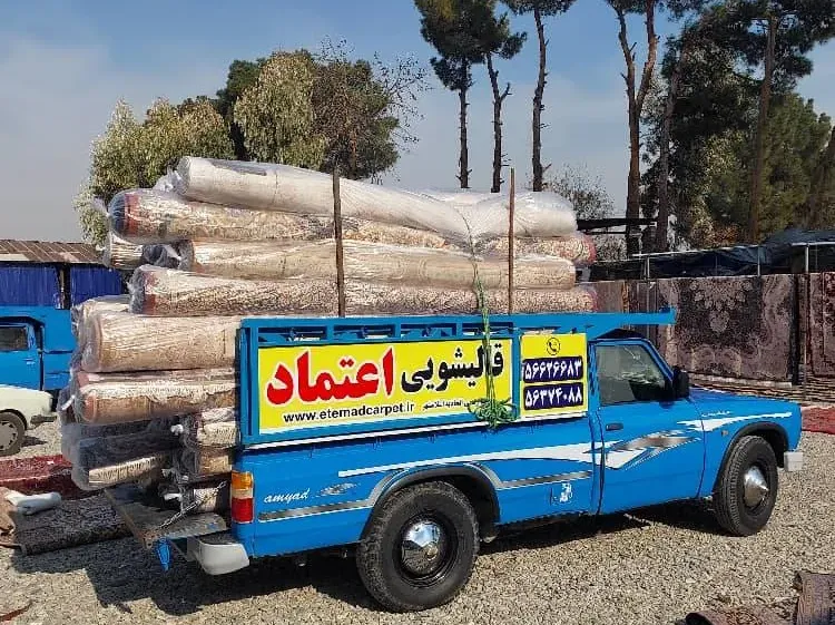 خودروی قالیشویی اعتماد در اسلامشهر با فرش‌های شسته‌شده و بسته‌بندی‌شده برای تحویل به مشتریان